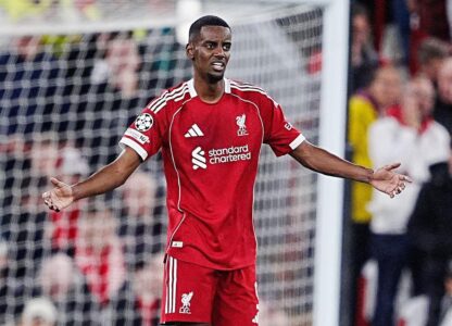 ألكسندر إيساك يتدرب على أرض الملعب استعدادًا لعودته مع ليفربول.