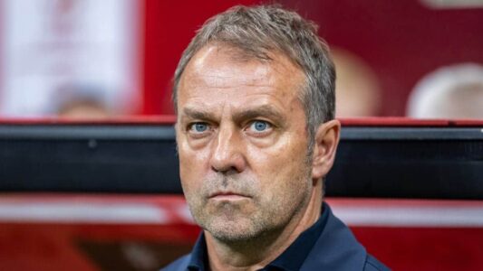 لاعبي أتلتيكو مدريد يحتفلون بهدف ضد برشلونة في كأس الملك.