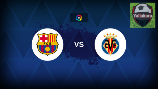 لاعبو برشلونة وفياريال يتنافسون على الكرة في مباراة سابقة