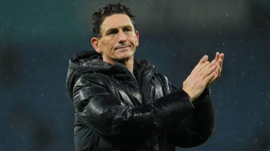 مدرب برينتفورد كيث أندروز يحتفل مع لاعبيه بعد الفوز في كأس الاتحاد الإنجليزي