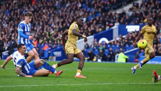 إسماعيلا سار يحتفل بهدفه في مرمى برايتون، ينهي سلسلة كريستال بالاس السلبية.