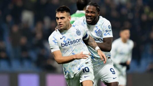 لاعبو إنتر ميلان يحتفلون بهدف في مباراة بالدوري الإيطالي، مع لقطات من مباريات بايرن ميونخ ويوفنتوس وأتلتيكو مدريد.