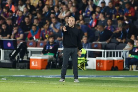 هانسي فليك مدرب برشلونة يتحدث بحماس في مؤتمر صحفي.