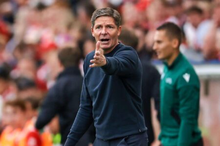 دين هندرسون قائد كريستال بالاس يتحدث إلى زملائه في الملعب