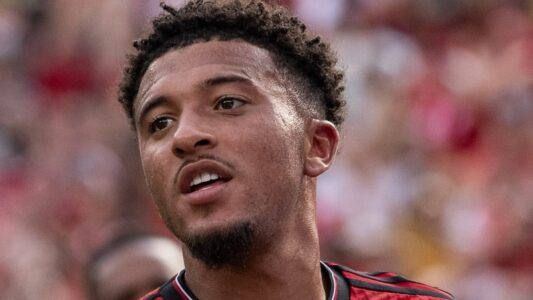 جادون سانشو بقميص أستون فيلا يتحدث مع أوناي إيمري