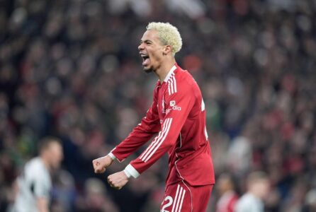 لاعبو ليفربول ومانشستر سيتي يتنافسون على الكرة في ملعب الأنفيلد