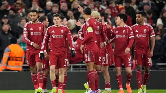 لاعبي ليفربول ومانشستر سيتي يتنافسون على الكرة في مباراة حاسمة بالدوري الإنجليزي.