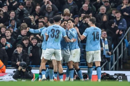 لاعبي مانشستر سيتي يحتفلون بعد الفوز على نيوكاسل والتأهل لنهائي كأس الرابطة.