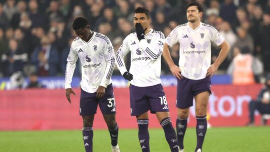 مشجع مانشستر يونايتد "ذا يونايتد ستراند" بشعر طويل يعبر عن خيبة أمله بعد تعادل فريقه.