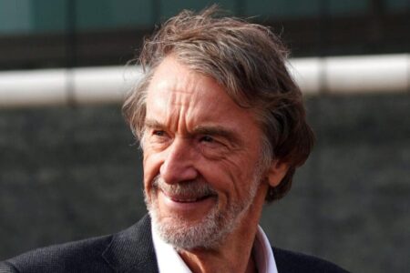 شعار مانشستر يونايتد وبيان النادي رداً على تصريحات جيم راتكليف.