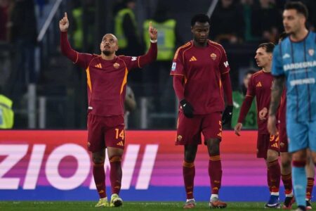 لاعبي روما وفياريال يحتفلون بانتصارات مهمة تعزز آمالهم في دوري أبطال أوروبا.