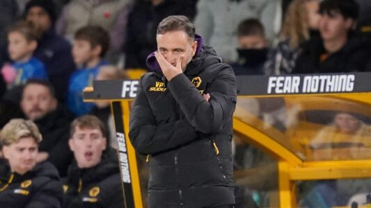 فيتور بيريرا مدرب نوتنغهام فورست يوجه لاعبيه قبل مباراة فنربخشة في الدوري الأوروبي