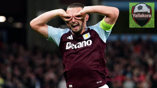 جادون سانشو لاعب أستون فيلا يحتفل بتأهل فريقه في الدوري الأوروبي.