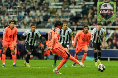 مشجع برشلونة يقف أمام ملعب سانت جيمس بارك في إكستر بدلاً من نيوكاسل