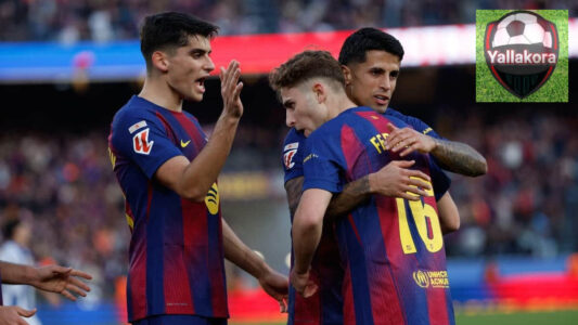 لاعبو برشلونة ونيوكاسل يتنافسون على الكرة في دوري أبطال أوروبا