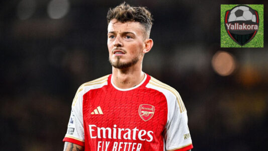 بن وايت بقميص منتخب إنجلترا يبتسم بعد عودته