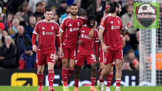 لاعبي برايتون وليفربول يتصافحون قبل مباراة في الدوري الإنجليزي.