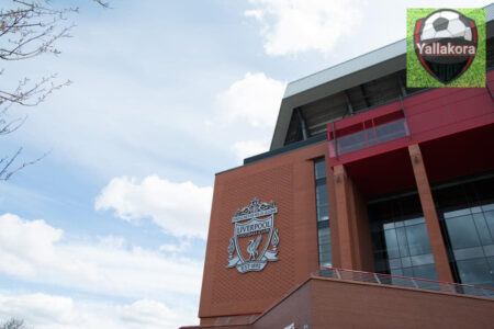 جماهير غلطة سراي في مباراة سابقة مع شعار دوري أبطال أوروبا في الخلفية