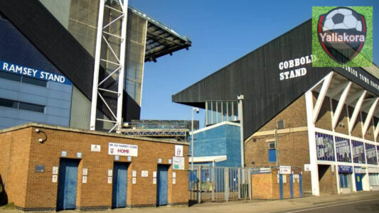 نايجل فاراج يرتدي قميص إيبسويتش تاون ويوقع عليه