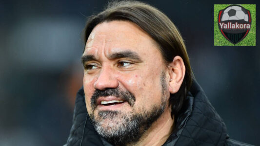 مدرب ليدز يونايتد دانييل فاركه يوجه لاعبيه خلال مباراة صعبة بعشرة لاعبين ضد كريستال بالاس.