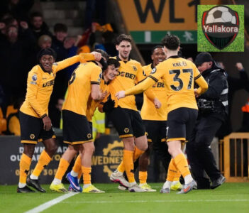 لاعبي وولفرهامبتون يحتفلون بهدف الفوز المتأخر ضد ليفربول في الموعد الأخير.