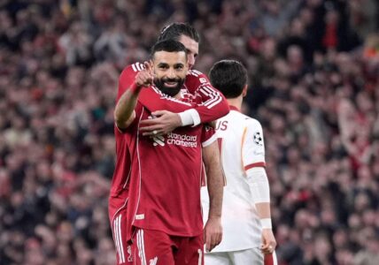 محمد صلاح يرتدي قميص ليفربول ويفكر في مستقبله