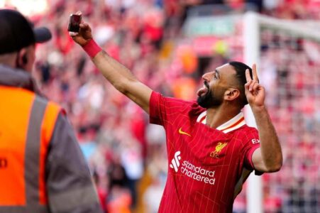 محمد صلاح يحتفل بهدف مع ليفربول، يبرز إرثه الكروي