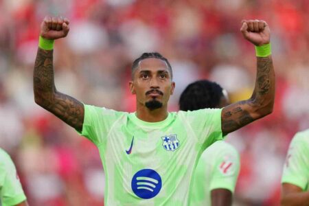 رافينيا لاعب برشلونة والبرازيل يمسك فخذه بعد الإصابة