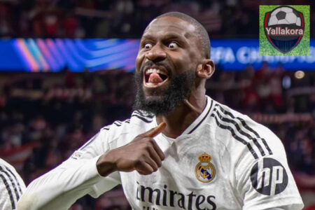 أنتونيو روديجر مدافع ريال مدريد ومنتخب ألمانيا يبتسم في الملعب.