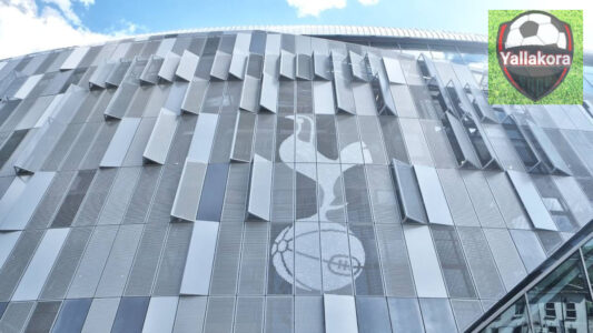 شعار نادي توتنهام هوتسبير مع صورة رمزية لمدير رياضي جديد.