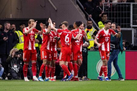 هاري كين يحتفل بهدف مع بايرن ميونخ في مباراة كأس ألمانيا
