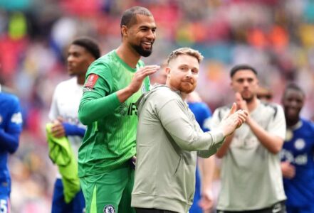 كالوم مكفارلين مدرب تشيلسي يحتفل بتأهل الفريق لنهائي كأس الاتحاد الإنجليزي