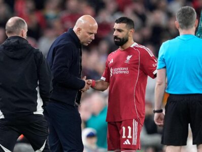 محمد صلاح يغادر ملعب أنفيلد مصابًا بعد مباراة ليفربول وكريستال بالاس