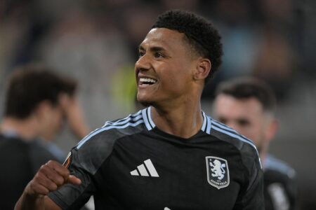 أولي واتكينز يحتفل بتسجيل هدف بقميص أستون فيلا، مع التركيز على عزيمته للعودة لمنتخب إنجلترا.