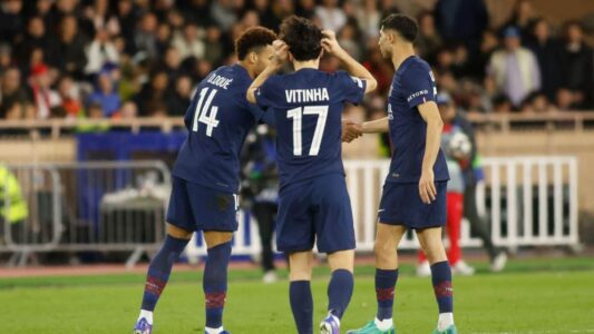 لاعبي باريس سان جيرمان وليون يتنافسون على الكرة في مباراة الدوري الفرنسي