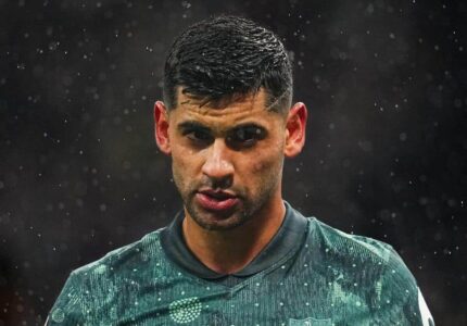 كريستيان روميرو مصابًا يغادر الملعب خلال مباراة توتنهام.