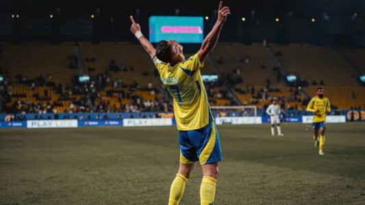 احتفال كريستيانو رونالدو بلقب الدوري السعودي مع النصر بعد الفوز على ضمك