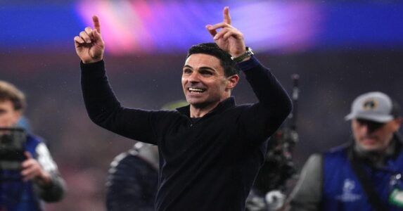 جماهير أرسنال تحتفل بلقب الدوري الإنجليزي في شوارع شمال لندن