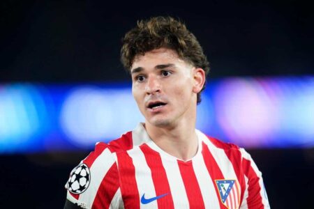 ديكو المدير الرياضي لبرشلونة ووكيل جوليان ألفاريز خلال اجتماع لمناقشة الانتقال