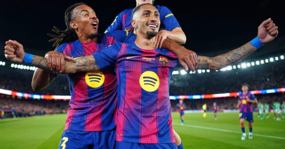 احتفال لاعبي برشلونة بعد فوزهم التاريخي على ريال بيتيس في الكامب نو