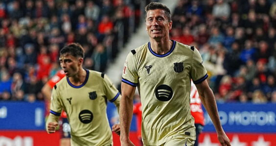 لاعبي برشلونة يحتفلون بهدف ضد أوساسونا في مباراة حاسمة بالدوري الإسباني.