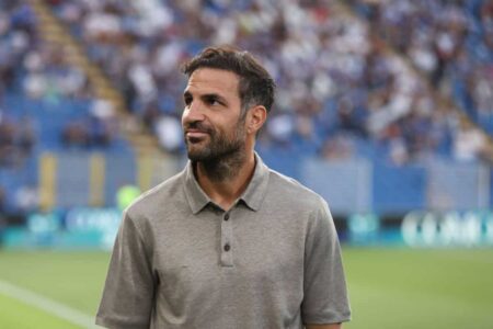 لاعبي كومو يحتفلون بالتأهل التاريخي لدوري أبطال أوروبا بعد موسم استثنائي في الدوري الإيطالي.