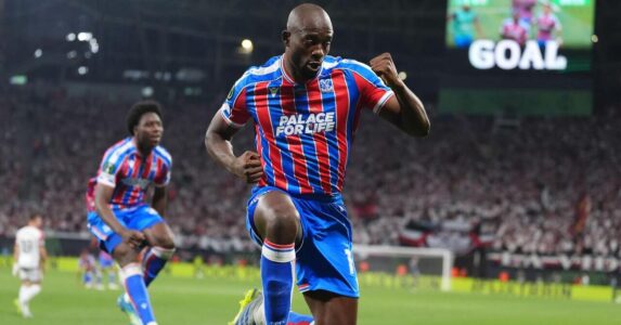 احتفال لاعبي كريستال بالاس بكأس دوري المؤتمر الأوروبي