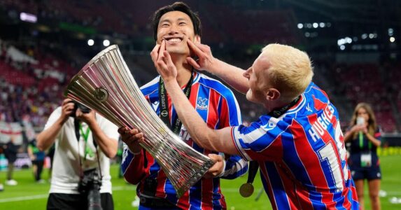 لاعبي كريستال بالاس يحتفلون بلقب دوري المؤتمر الأوروبي