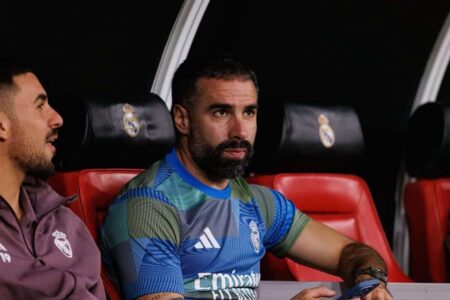 داني كارفاخال يودع جماهير ريال مدريد في ملعب سانتياغو برنابيو