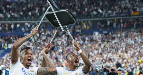 ديفيد ألابا يرفع الكرسي احتفالاً مع ريال مدريد
