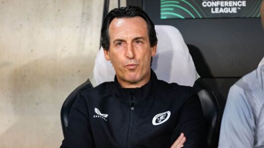 أوناي إيمري مدرب أستون فيلا يعبر عن غضبه تجاه قرارات VAR خلال مباراة نوتنغهام فورست في الدوري الأوروبي.