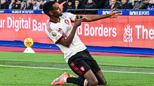 ألكسندر إيساك لاعب ليفربول يتلقى انتقادات حادة من لاعب سابق.