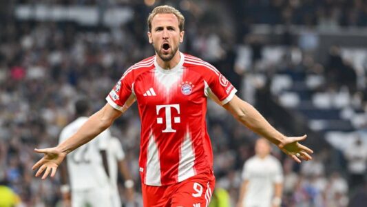 هاري كين يحتفل بتسجيل هاتريك مع بايرن ميونخ في نهائي كأس ألمانيا