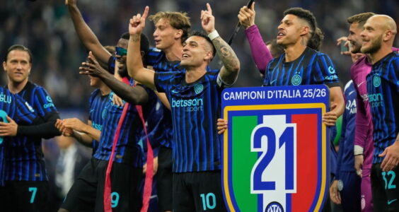 لاعبي إنتر ميلان يحتفلون بلقب الدوري الإيطالي